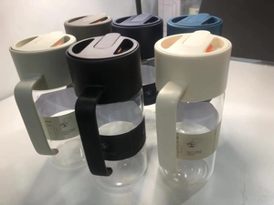 Vue détaillée des huiliers en verre borosilicaté avec bouchons colorés et graduation nette