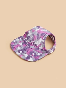 Dettaglio del cappello per cani in mesh mimetico viola con fori per le orecchie