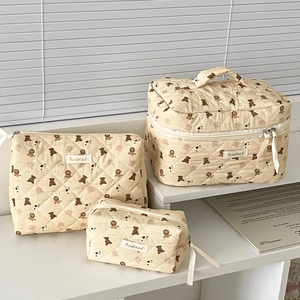 Set di 3 borse da toilette in cotone trapuntato con simpatiche stampe di orso e leone