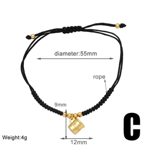 Vista detallada de la pulsera de cuerda negra tejida con colgante dorado y medidas exactas