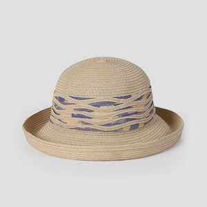 Détail du chapeau de paille avec ruban à motif vagues bleues et bordure recourbée