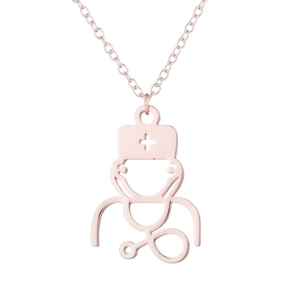 Detailansicht der roségoldenen Stethoskop und Krankenschwesternhut Kette mit Politur