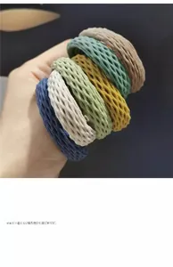 Gros plan d'élastiques à cheveux épais à texture maillée en cinq couleurs variées