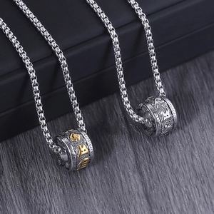 Collier cylindrique rétro en acier inoxydable avec mantra gravé et chaîne box