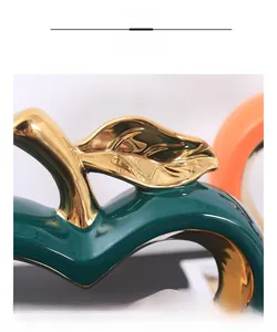 Detailopname van groene keramische appel met verguld blad voor luxe interieurdecoratie
