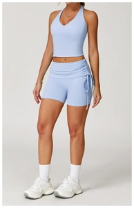 Detail der hellblauen Yoga-Shorts mit seitlichem Kordelzug und hohem Elastikbund