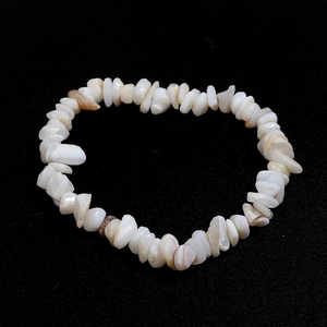 Bracciale di pietre di agata bianca naturale con perline irregolari e design elastico