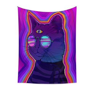 Detail des psychedelischen Wandteppichs mit bunter Katze und reflektierender Sonnenbrille