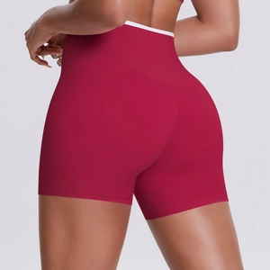 Vue arrière du short de yoga rouge à taille haute avec coutures ergonomiques et bord blanc