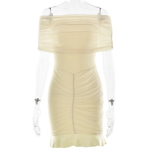 Détail de l'encolure en maille épaules dénudées et ourlet à volants sur robe beige