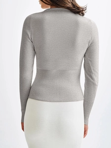 Détail du dos d'un pull en maille grise avec taille côtelée pour femme et texture douce