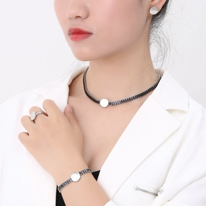 Set di gioielli in argento lucido con collana e bracciale di perline nere su modella