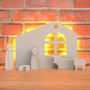Detalle del belén minimalista de madera blanca con luz cálida de fondo suave