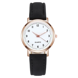 Dettaglio macro di orologio al quarzo con cassa in oro rosa e cinturino in pelle nera