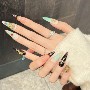 Faux ongles baroques rétro avec relief portrait et accents de cadre doré vintage