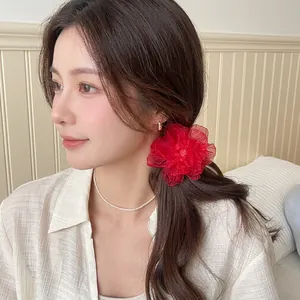 Pince à cheveux élégante en organza rouge avec motif floral multicouche pour femme