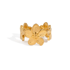 Détail d'une bague florale dorée avec plusieurs fleurs 3D aux textures de pétales fines