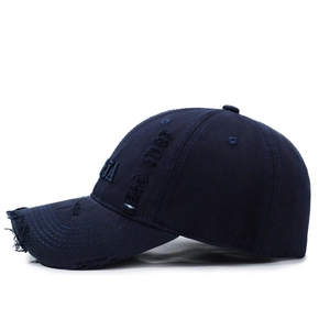 Casquette de baseball bleu marine délavée avec broderie latérale et détails usés style