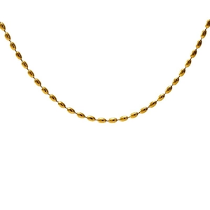 Goldene Edelstahl-Halskette mit ovalen Reisperlen und Metallglanz auf weißem Hintergrund