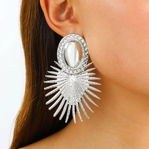 Boucles d'oreilles pendantes argentées style soleil avec clous ovales gaufrés