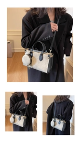 Détails du sac cabas bicolore avec un petit porte-monnaie rond amovible élégant