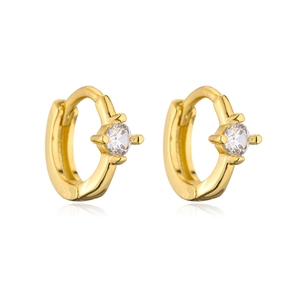 Dettaglio macro di orecchini a cerchio huggie placcati oro 18K con zirconi incastonati