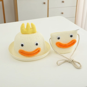 Vue détaillée du chapeau de paille et du sac bandoulière avec canard pour enfants