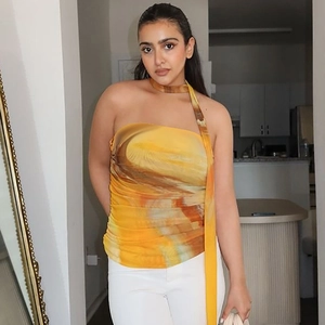 Détail du haut bandeau dégradé orange avec texture en maille et lanière de cou stylée