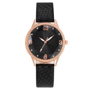 Dettaglio del quadrante nero con numeri in oro rosa e cristalli per orologio donna