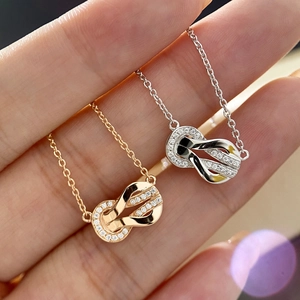 Collana a doppio strato placcata oro 18k con pendente a infinito e cristalli incastonati