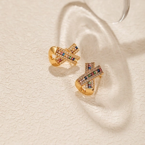 Elegante 18K vergulde X-vormige oorknopjes met levendige kleurrijke zirkonia steentjes