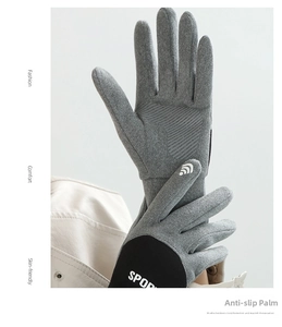 Detail von grauen Winter-Thermohandschuhen mit rutschfester Handfläche und Touchscreen