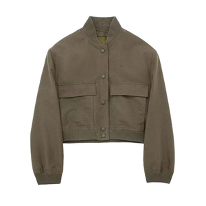Dettaglio giacca corta da donna con tasche utility e trama del tessuto verde oliva scuro