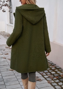 Rückansicht des langen dunkelgrünen Teddyfleece-Kapuzenmantels für Damen in Herbst Winter