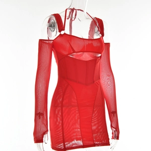 Détail de la robe moulante en maille rouge avec manches longues transparentes et bustier ajusté