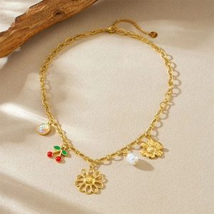 Collier en acier doré avec pendentifs cerise et tournesol et une perle blanche