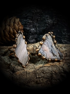 Bague vintage en bronze avec cristal d'agate solaire naturelle et bordure en pierre brute