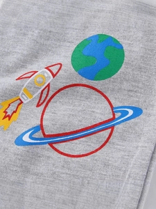 T-shirt gris pour enfants avec imprimés colorés de fusées et planètes sur tissu doux