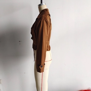Vue latérale du trench-coat court marron foncé avec tissu tissé lisse et ceinture nouée