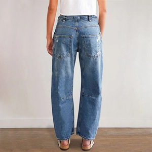 Vintage losse damesjeans, achteraanzicht met hoge taille en distressed denim details