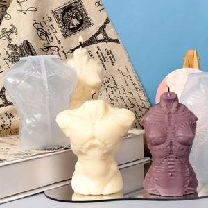 Detaillierte Silikonform und fertige Körper-Torso-Kerzen auf einem Spiegel-Display