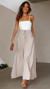 Détail d'un pantalon large à taille haute avec cordon de serrage et poches en beige