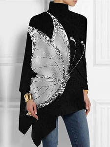 Detalle de mariposa de purpurina plateada en top negro asimétrico de cuello alto