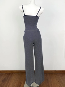Vue arrière de l'ensemble caraco rayé et pantalon large montrant la coupe du dos ajustée