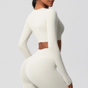 Vue détaillée du dos d'un haut de yoga beige court avec tissu sans couture extensible