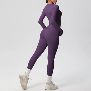 Vista posteriore del set da yoga viola con leggings a vita alta e top a maniche lunghe