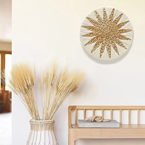 Natürliche Wanddekoration aus Rattangeflecht im Boho-Stil für das Wohnzimmer
