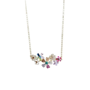 Collier élégant en acier inoxydable avec pendentifs fleurs en cristal coloré sur fond blanc