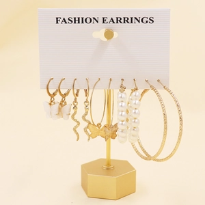 Détails de 6 paires de boucles d'oreilles dorées avec perles, papillons et créoles texturées