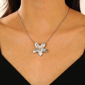 Collier fleur argenté sur mannequin avec chaîne serpent en acier inoxydable texturé